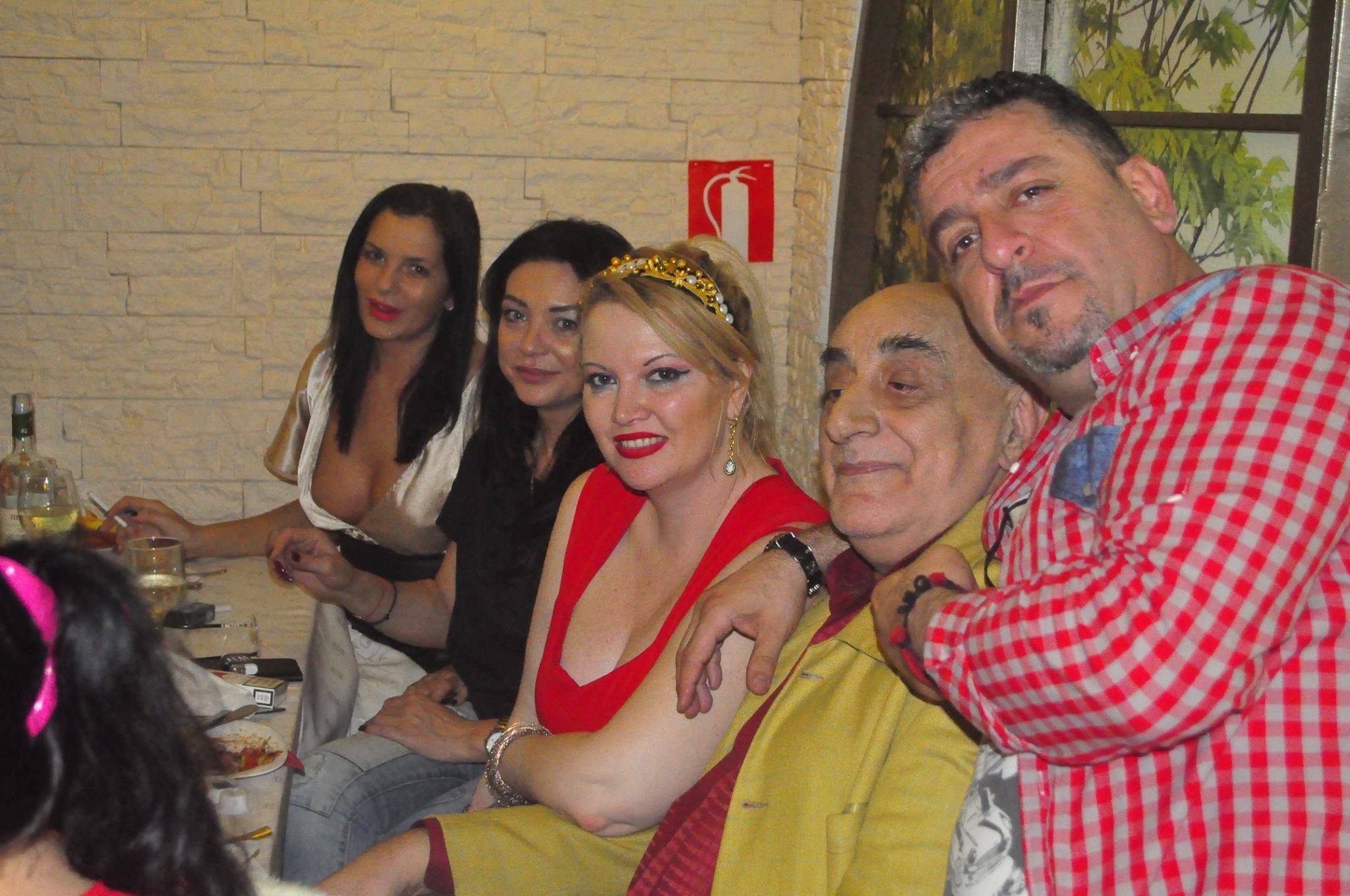 Tânăra din spate a arătat mai mult decât îşi dorea.