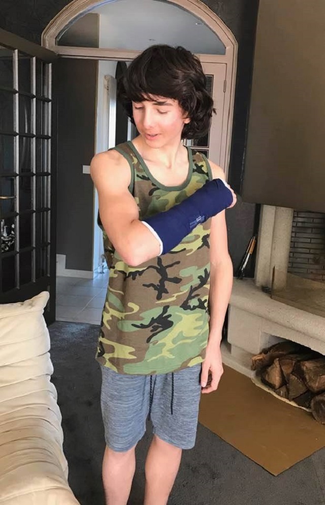 Ayan are acum mâna în gips.