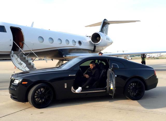 Drake, la volanul unui Rolls Royce Wraith, de circa 300.000 de dolari