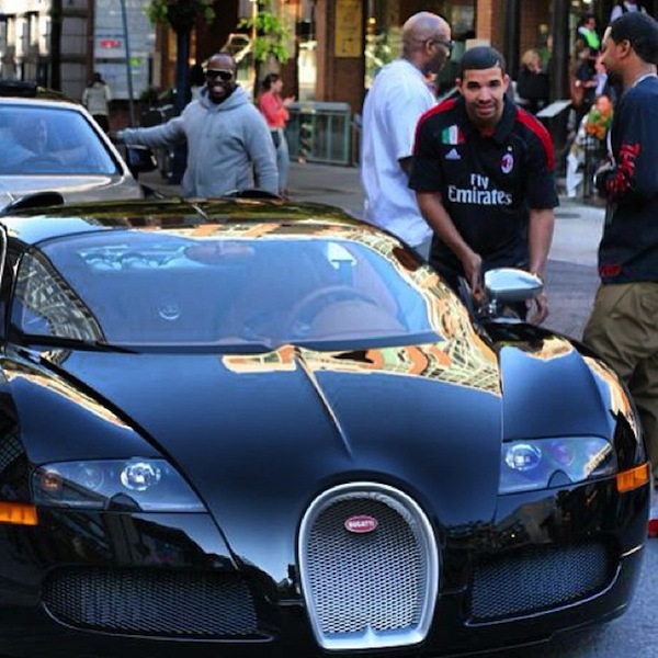 Drake şi cea mai importantă piesă din colecţia lui de maşini, un Bugatti Veyron
