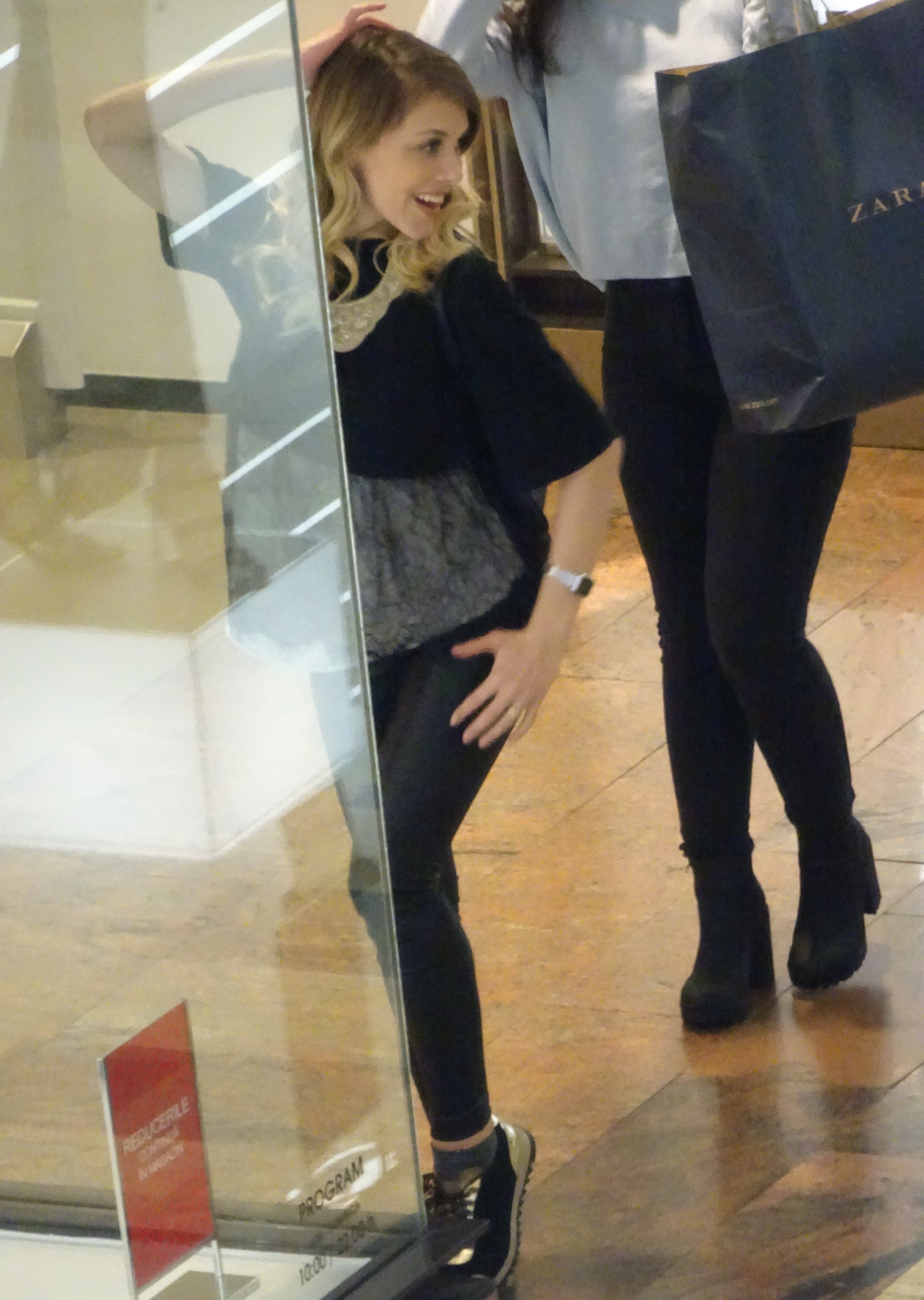 Andreea Ibacka, plină de energie  în mall