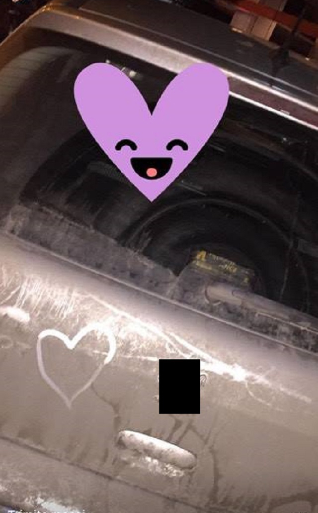 Un admirator a desenat o inimioară pe maşina Dianei Munteanu.