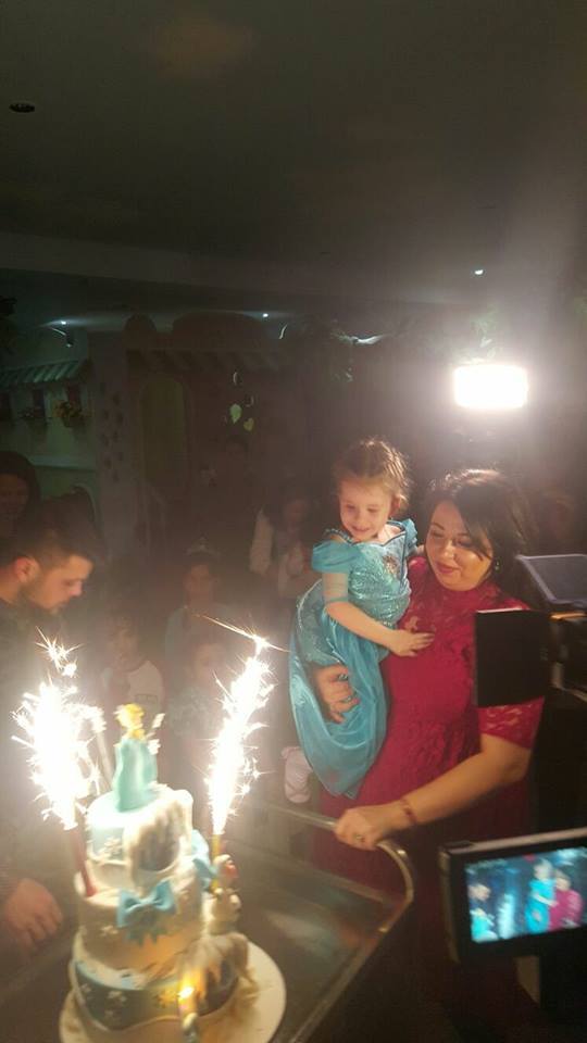 Oana Roman a purtat o rochie roz la ziua de naştere a fetiţei sale.