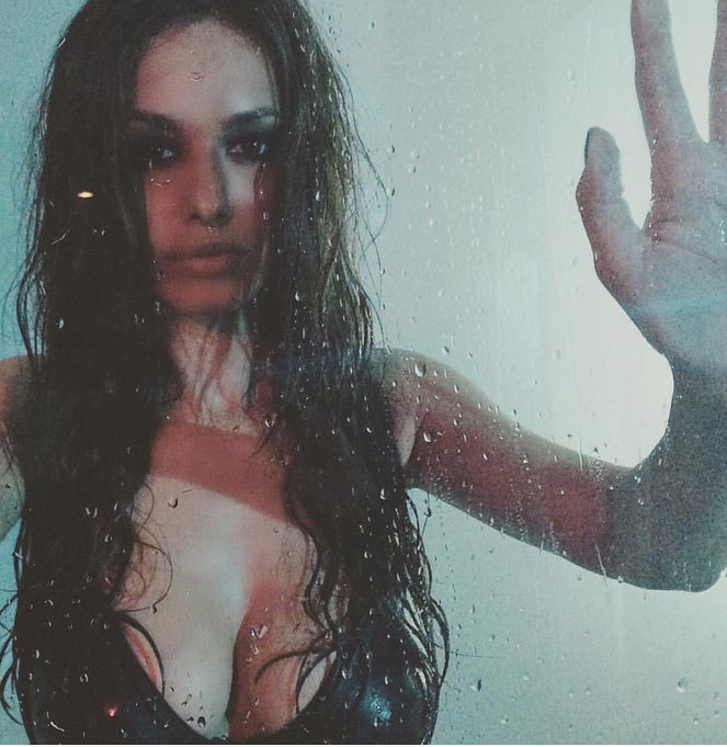 Lariss şi-a făcut selfie sub duş pentru noua ei melodie
