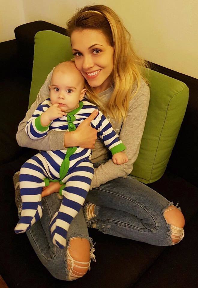 Andreea Ibacka s-a pozat în timp ce ţinea în braţe un bebeluş.