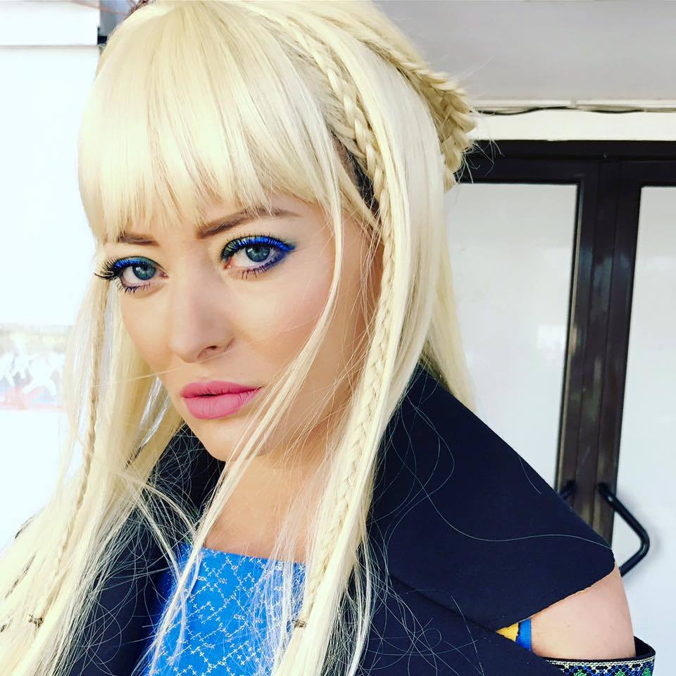 Delia s-a pozat cu părul lung.