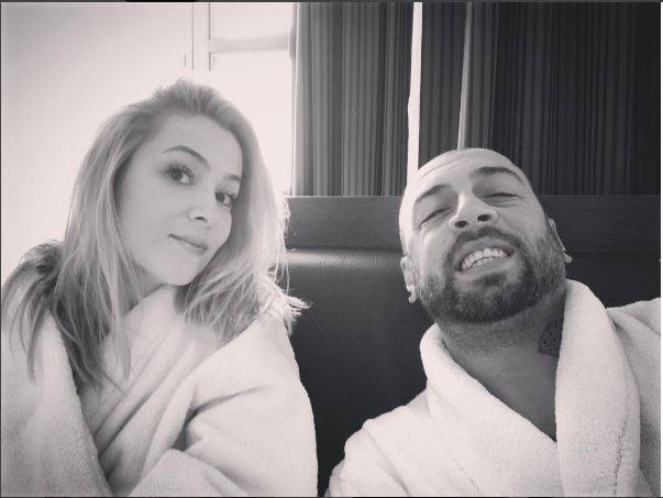 CRBL şi soţia lui s-au pozat în halate de baie.