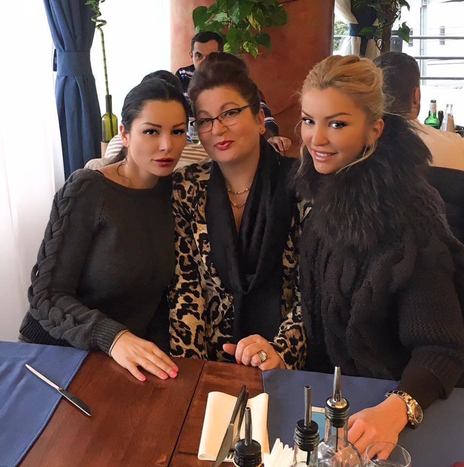 Fanii Brigittei au apreciat fotografia în care apare alături de sora şi mama ei.