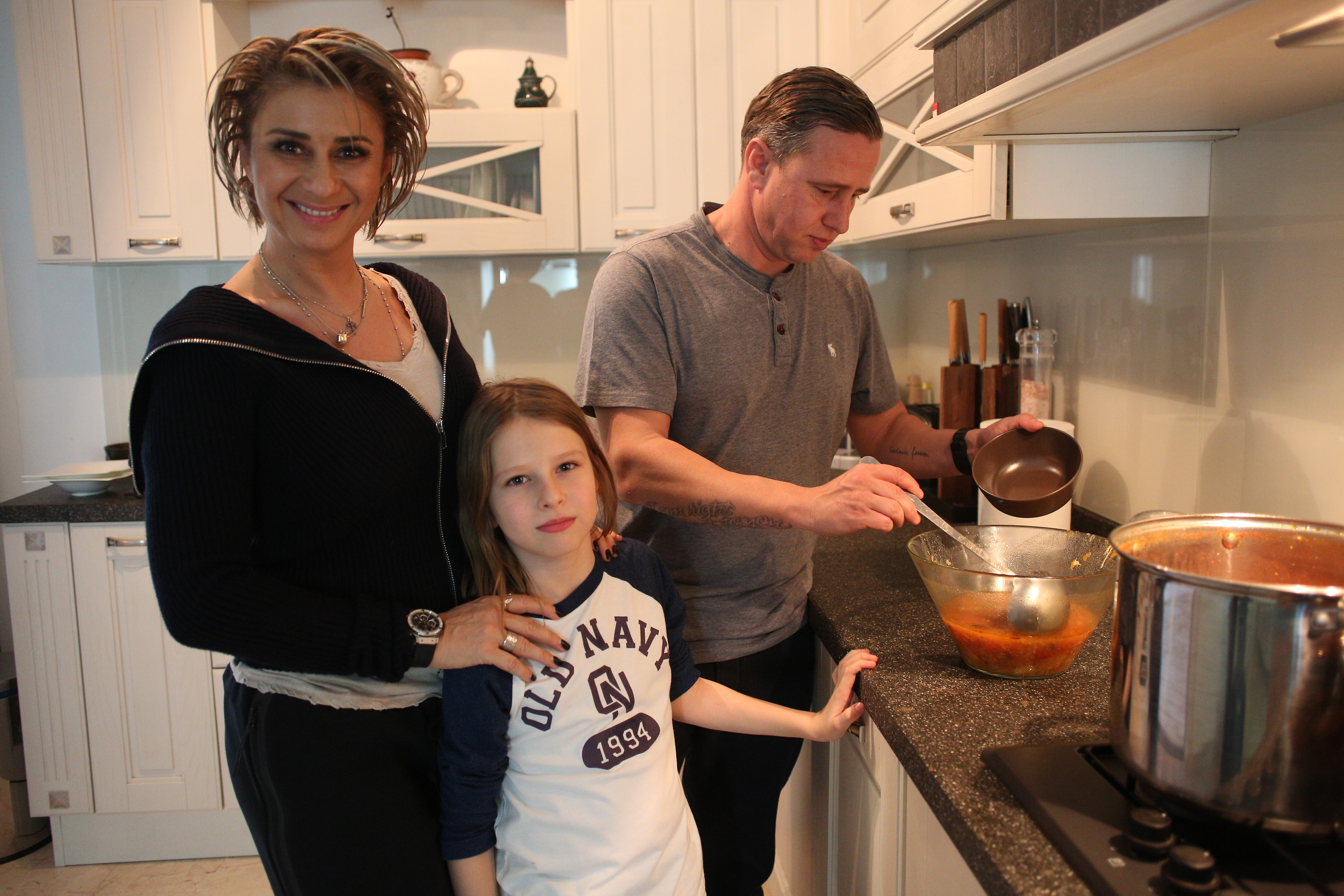 Atunci când gătesc, Anamaria Prodan şi Laurenţiu Reghecampf au un ajutor de nădejde: pe Bebeto (8 ani)