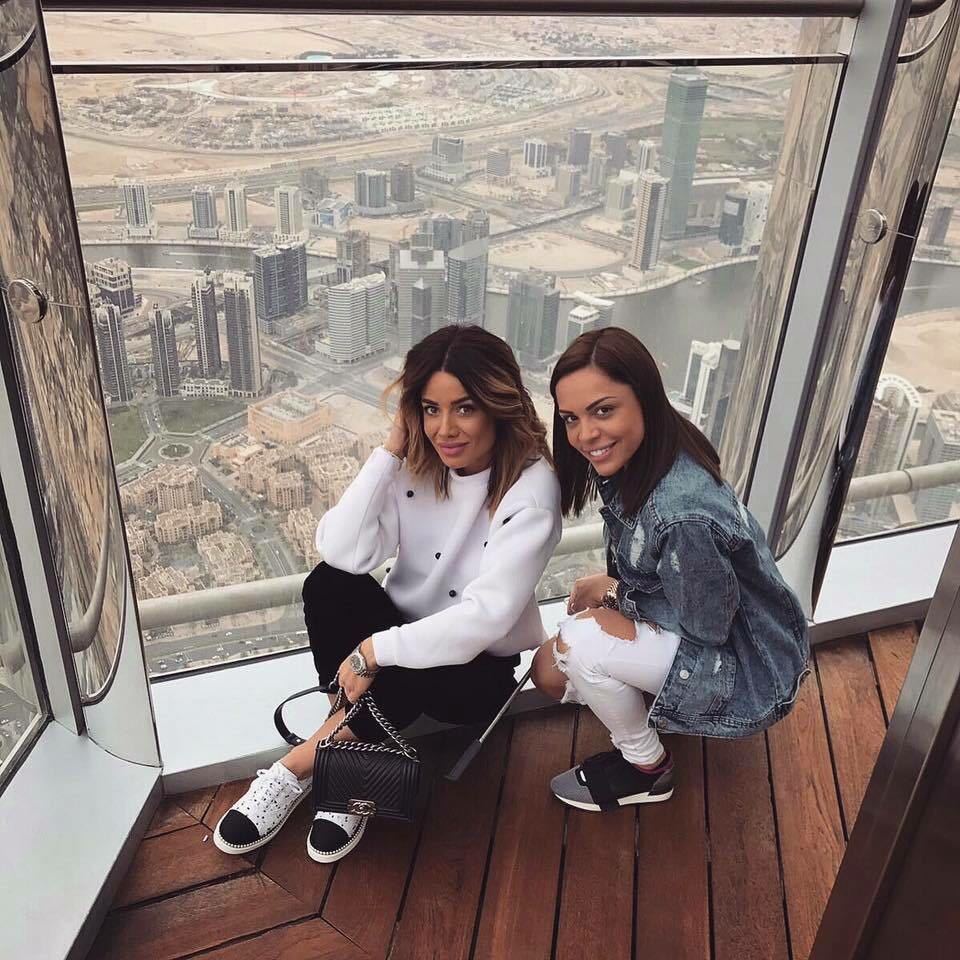 Deşi în urmă cu doar doi ani de zile Alexandra i-a suflat de sub nas iubitul prietenei ei, acum Mumuşica (stânga) a iertat-o şi a chemat-o să o însoţească la Dubai!