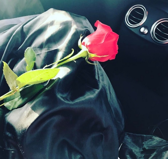 Aris i-a dăruit un trandafir mamei sale.