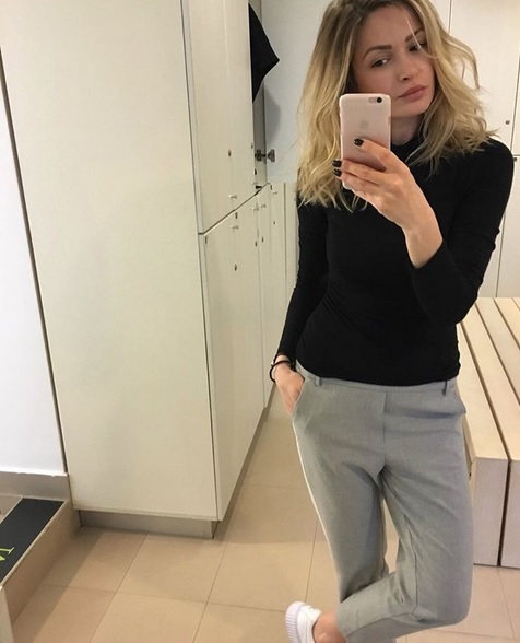 Vedeta s-a pozat fără make-up.