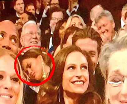 Chrissy Teigen a tras un ”pui” de somn în timpul ceremoniei de decernare a premiilor Oscar.