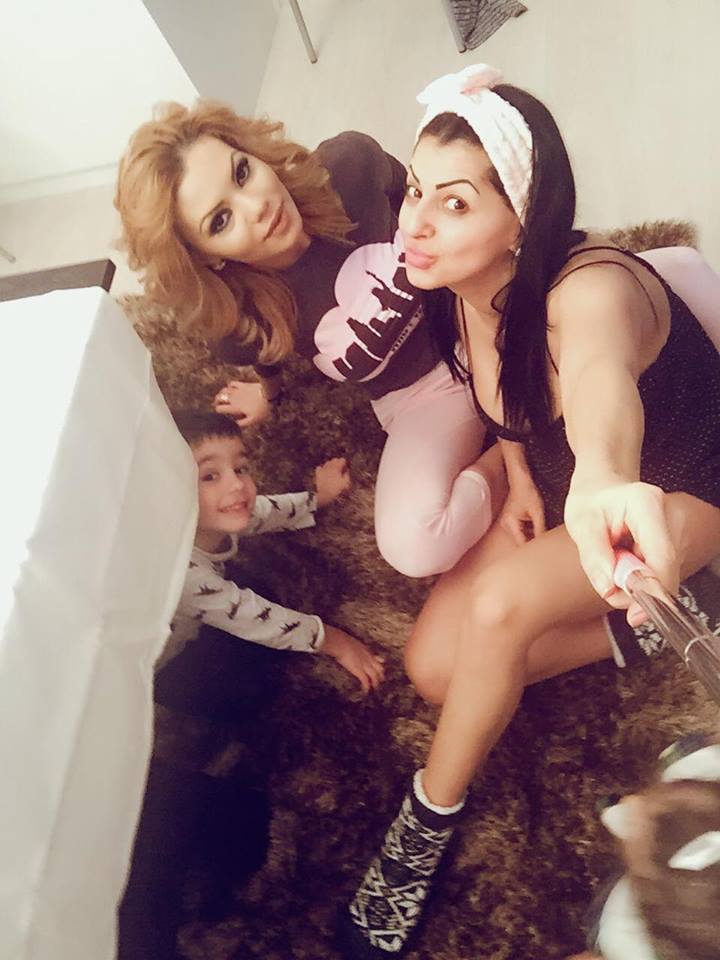 Beyonce de România face eforturi ca să zâmbească.