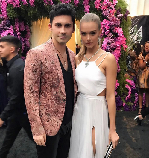 Dan Bălan, alături de un ''îngeraş'' Victoria's Secret.