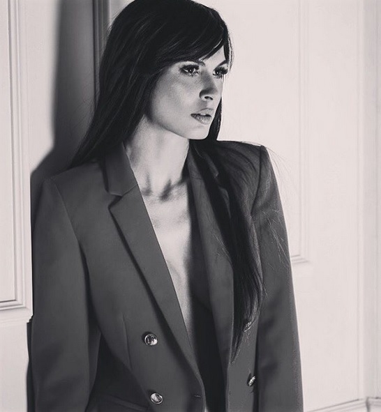 Tânăra şi-a pus extensii.