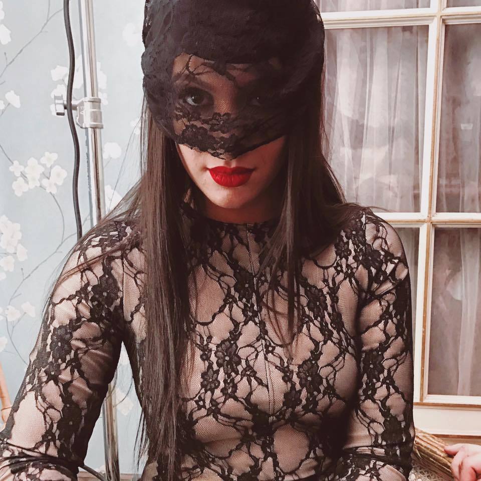 Betty s-a pozat îmbrăcată într-o ţinută cât se poate de sexy