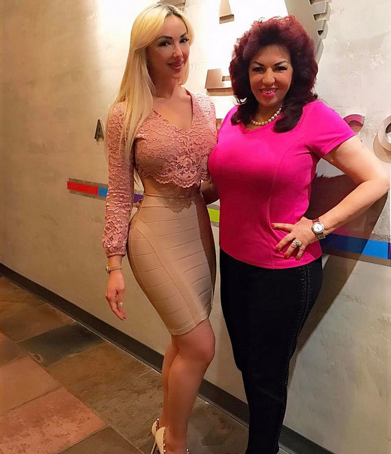Alexandra Harra este extrem de sexy într-o rochie cu dantelă