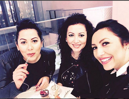 Andra a ieşit cu surorile ei la îngheţată.