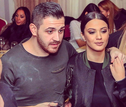 Iubitul lui Betty i-a făcut o declaraţie de dragoste iubitei sale.