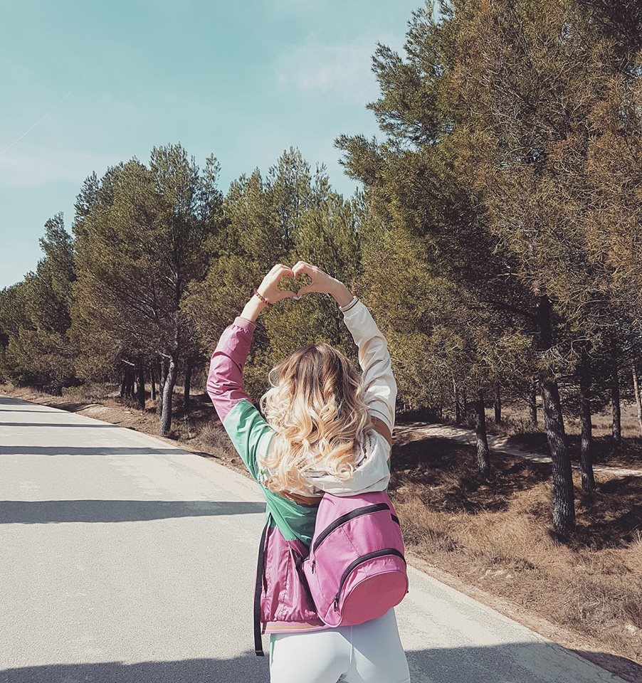 Lidia Buble se află în vacanţă şi îi face declaraţii de dragoste iubitului ei, Răzvan Simion.