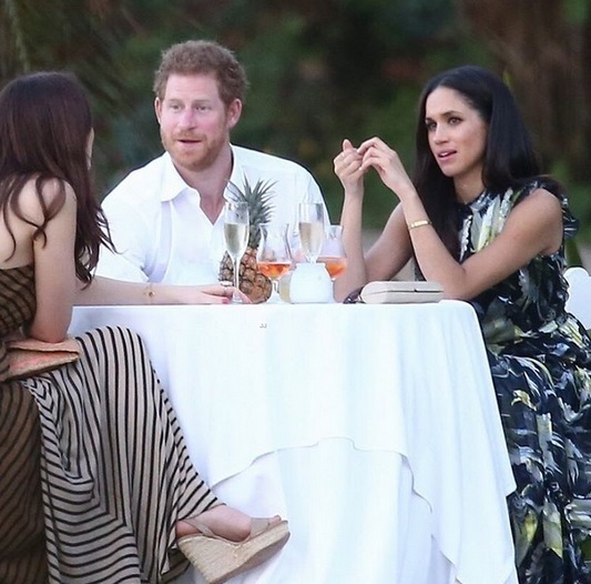 Prinţul Harry, împreună cu Meghan Merkle la nunta celui mai bun prieten al lui.
sursă foto: justjared.com