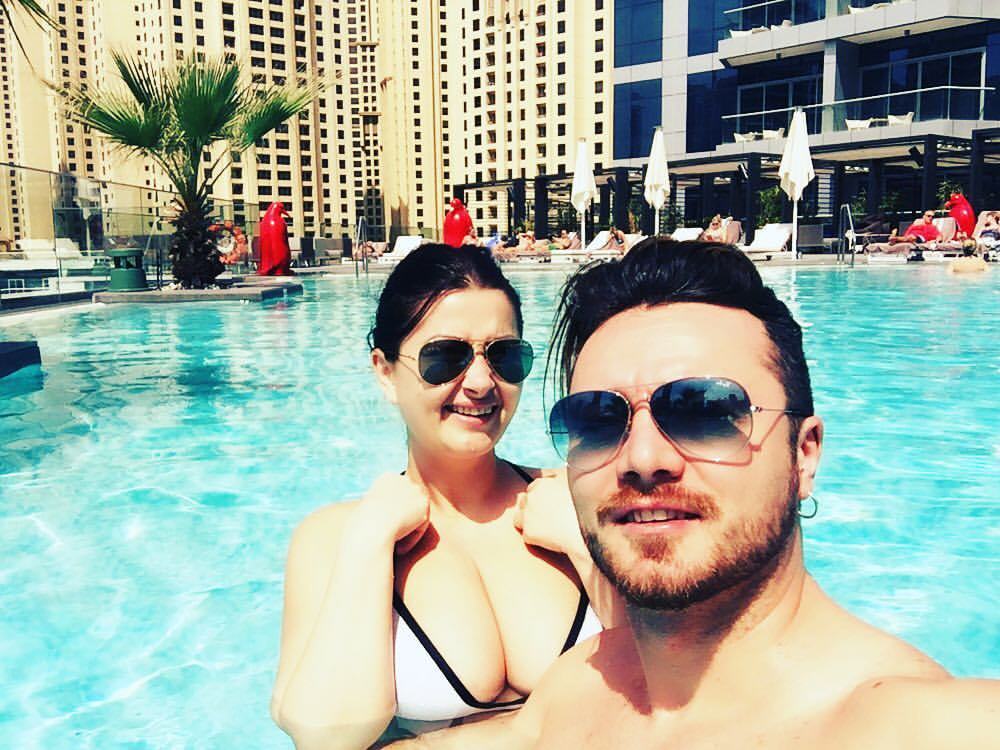 Gabriela Cristea, în costum de baie la piscină