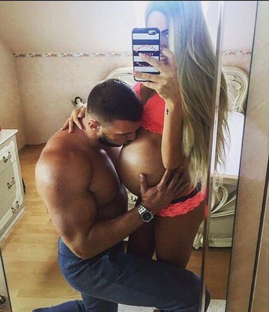 Blondina s-a pozat alături de iubit, în lenjerie intimă, cu doar câteva zile înainte de a deveni pentru prima dată mămică.