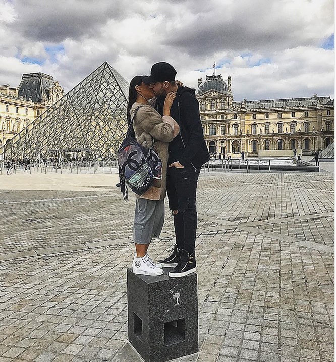 Betty şi Cătălin, în rolul unor turişti îndrăgostiţi