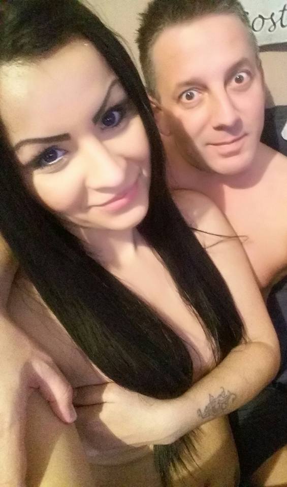  În loc să posteze o urare pentru iubita lui, de Ziua Femeii, Costin s-a fotografiat alături de brunetă, în timp ce erau... goi puşcă, în pat! 