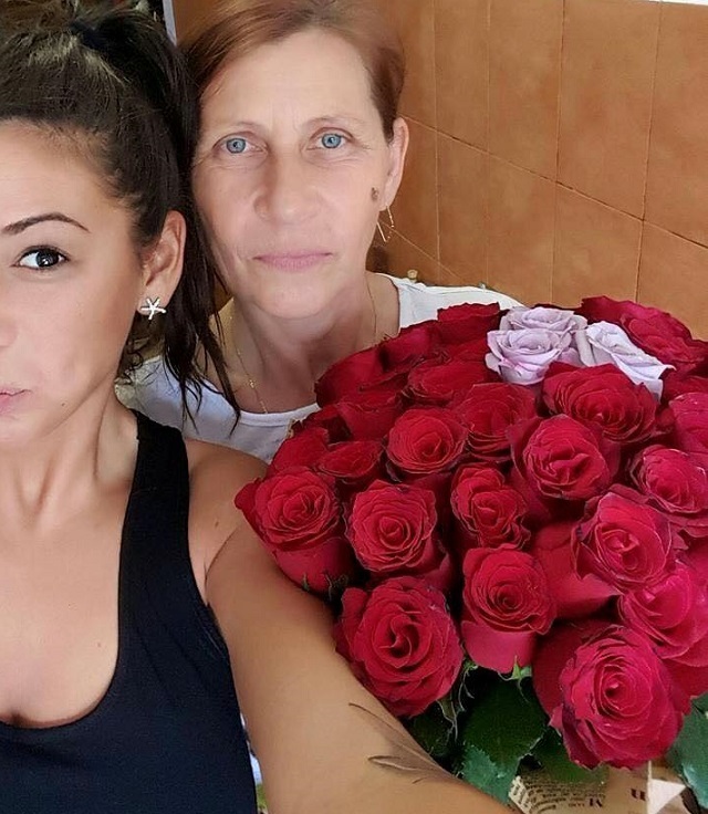 Roxana Vancea s-a pozat cu mama ei.