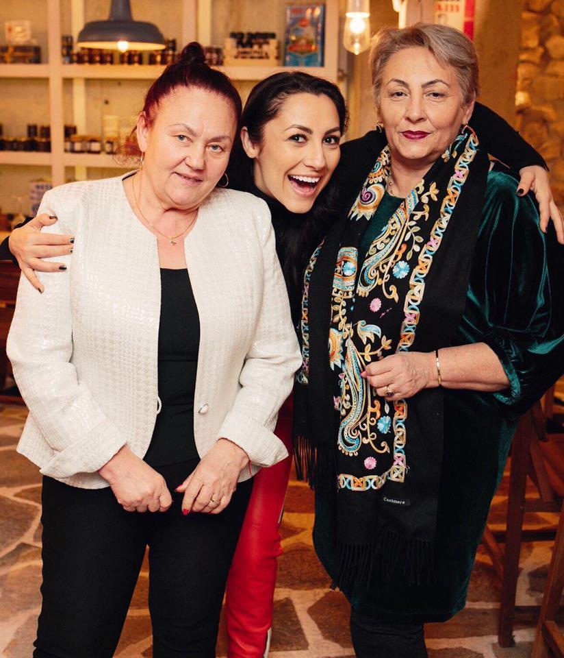 Andra s-a pozat cu mama (cea din stânga ei) şi soacra (cea din dreapta ei).