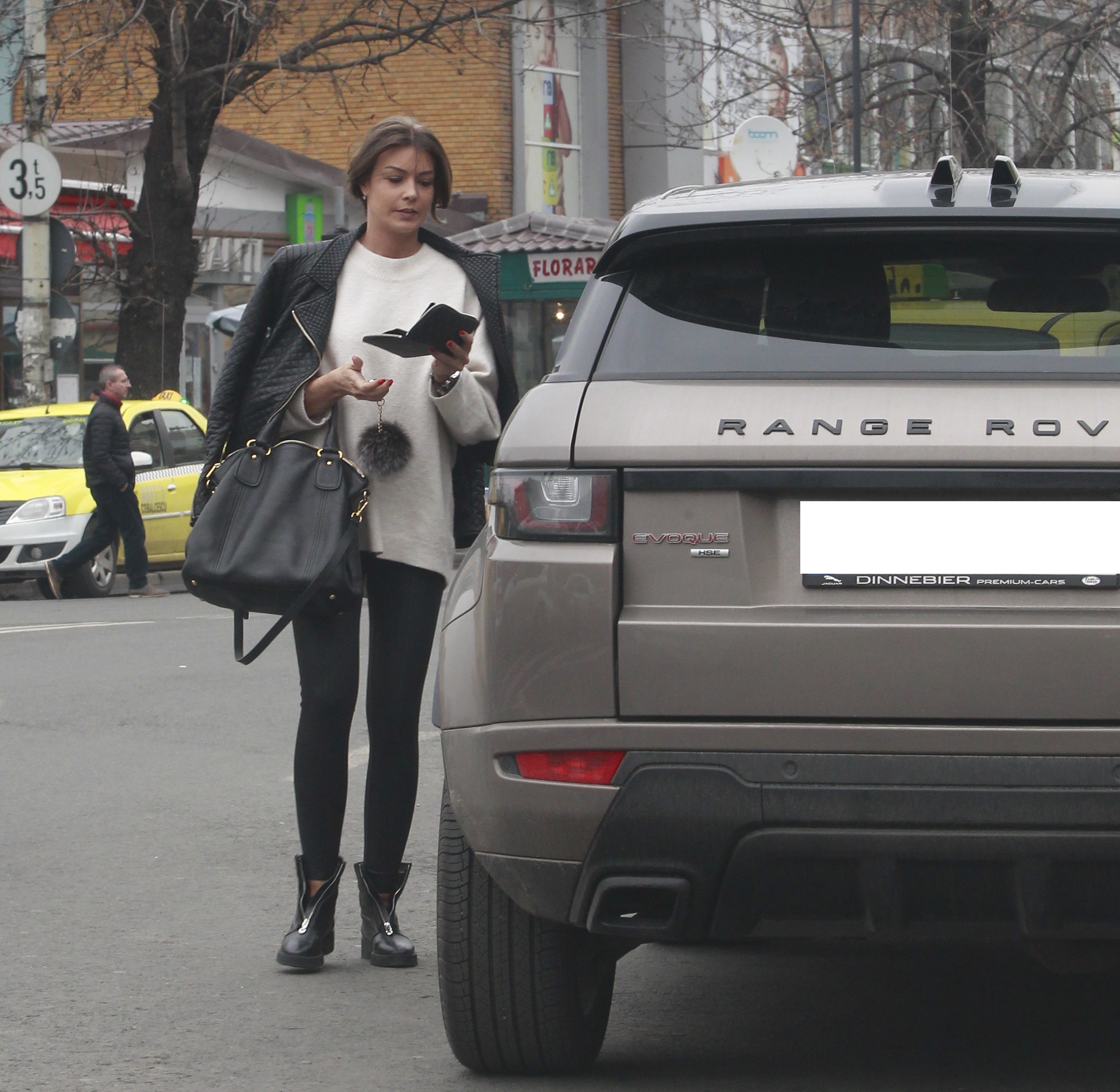 Raluca Hogyes are liber la cardul şi maşina iubitului