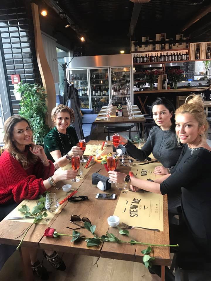 Denisa Nechifor a ieşit la masă de 8 Martie împreună cu Anamaria Prodan, Brigitte Sfăt şi încă o prietenă