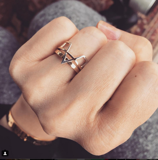 Adela Popescu a primit cadou un inel inscripţionat cu litera A.