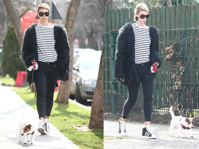 Alina Chivulescu şi-a scos câinele la plimbare.