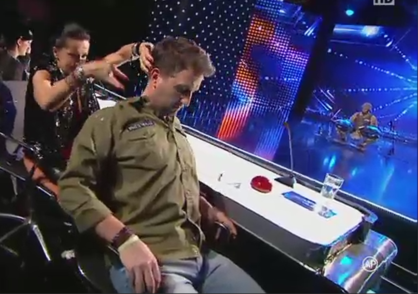 Mihaela l-a relaxat pe Andi, în timp ce un japonez cânta.