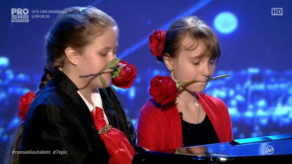 Două puştoaice i-au impresionat pe juraţi cu duetul lor la pian