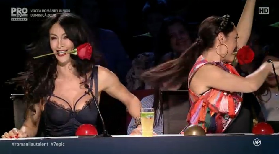 Două puştoaice i-au impresionat pe juraţi cu duetul lor la pian