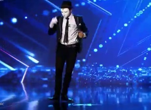 Michael Jackson a dat chix pe scena de la ”Românii au talent”