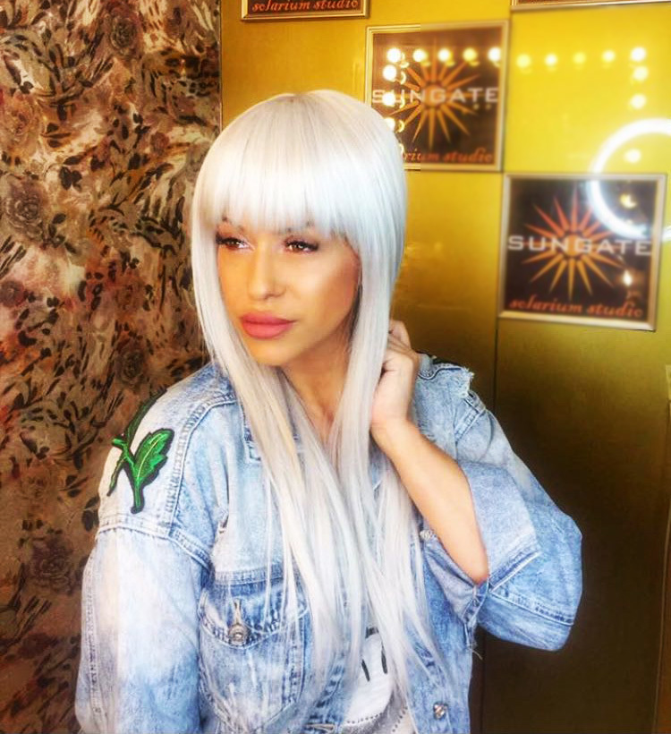 Anda Adam este de nerecunoscut, aşa albă!