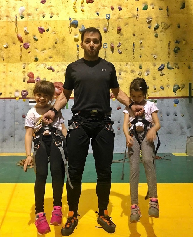 Prezentatorul TV s-a pozat alături de cele două „comori“ ale sale