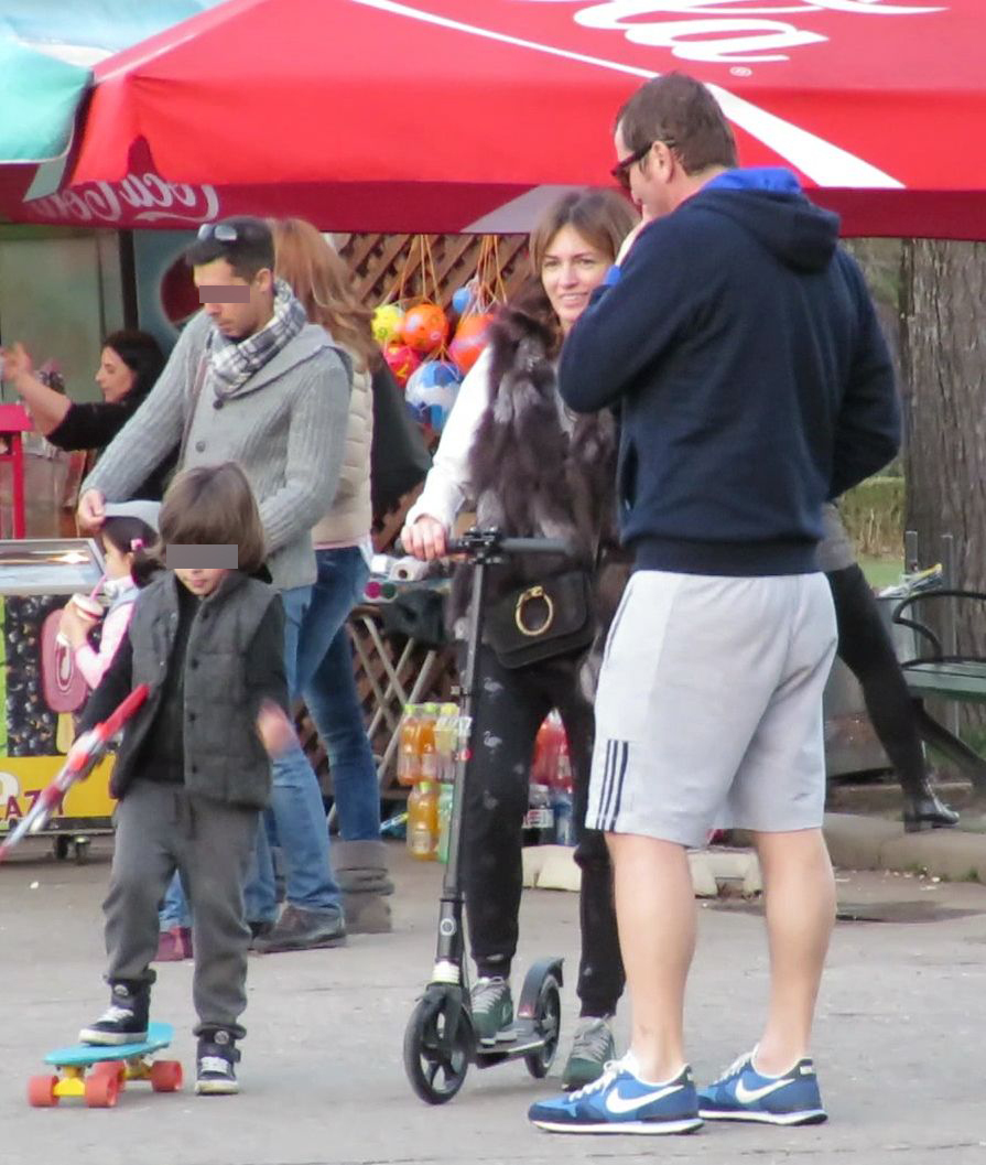 Maria Marinescu şi Alin Petrache s-au distrat de minune în parc, acolo unde au împărţit o... trotinetă!