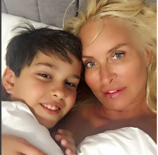 Vica s-a pozat la ceas de seară cu fiul ei, Edan.