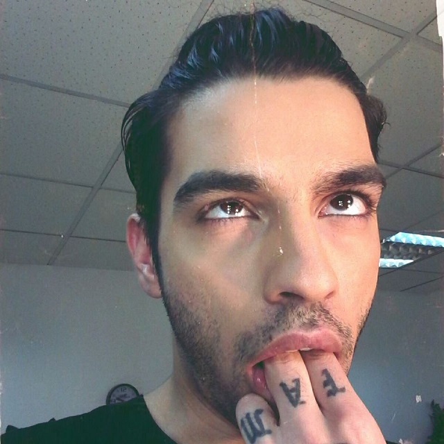 David Puşcaş s-a pozat în timp ce îşi ţinea degetele în gură şi îşi dădea ochii peste cap.