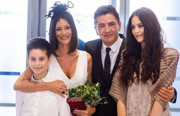 Andreea Berecleanu s-a căsătorit acum aproape un an şi jumătate cu medicul Constantin Stan. La ceremonie, cei doi copii ai ei, Petru şi Eva, le-au fost alături mirilor.
