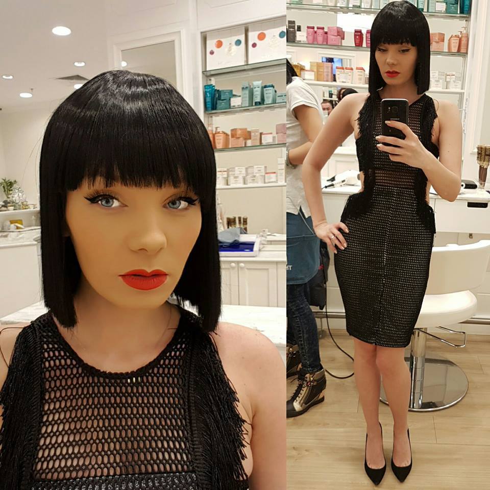 Maria Constantin este acum brunetă şi are breton.