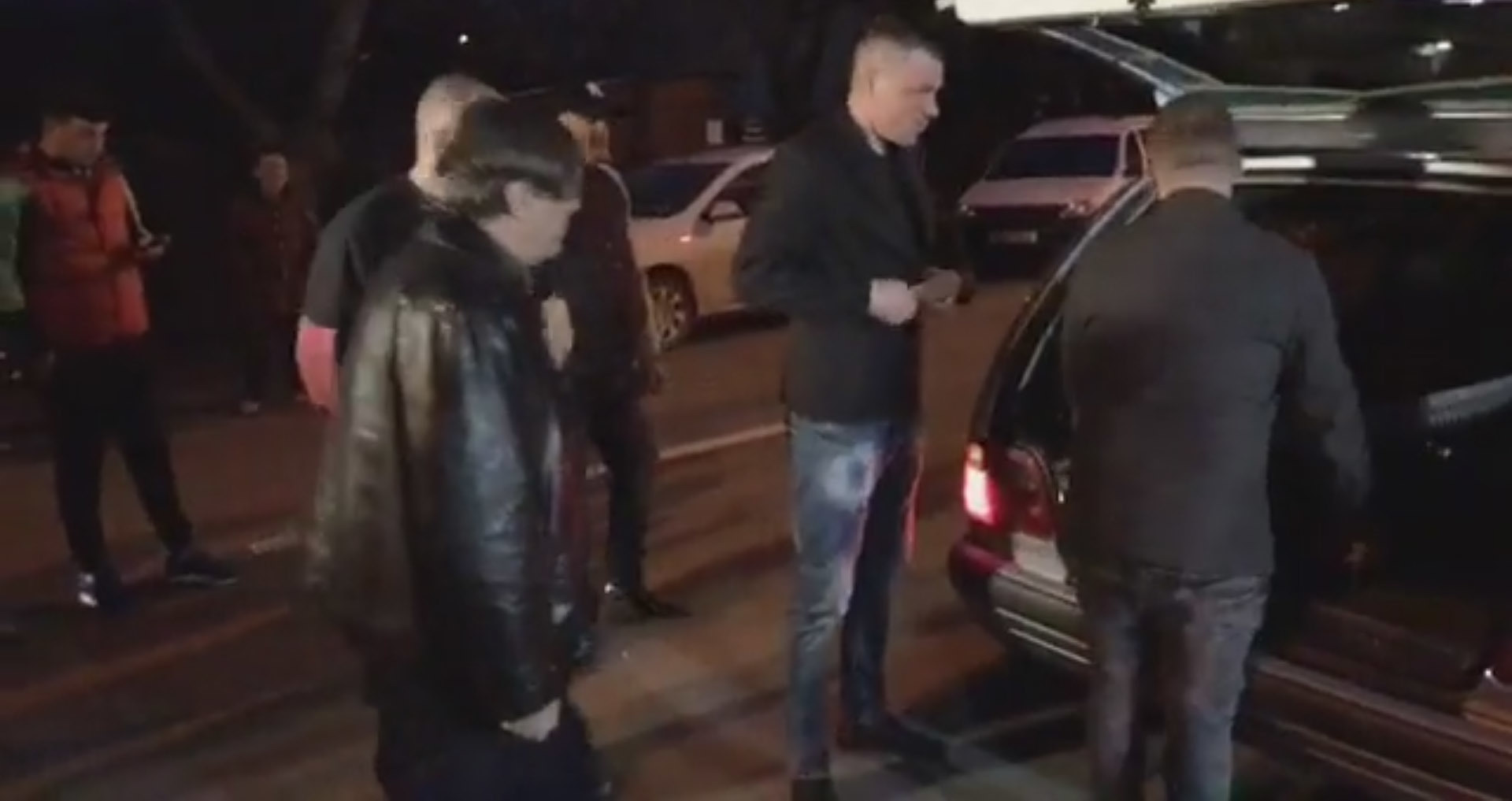 Cornel Galeş întâmpină maşina mortuară