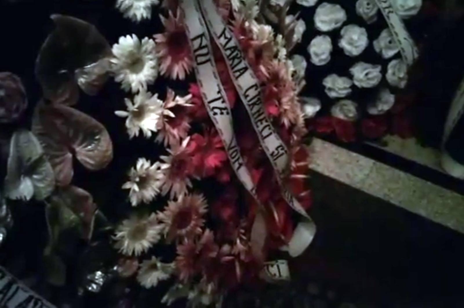 Aceasta este coroana cu flori adusă de Maria Cârneci.