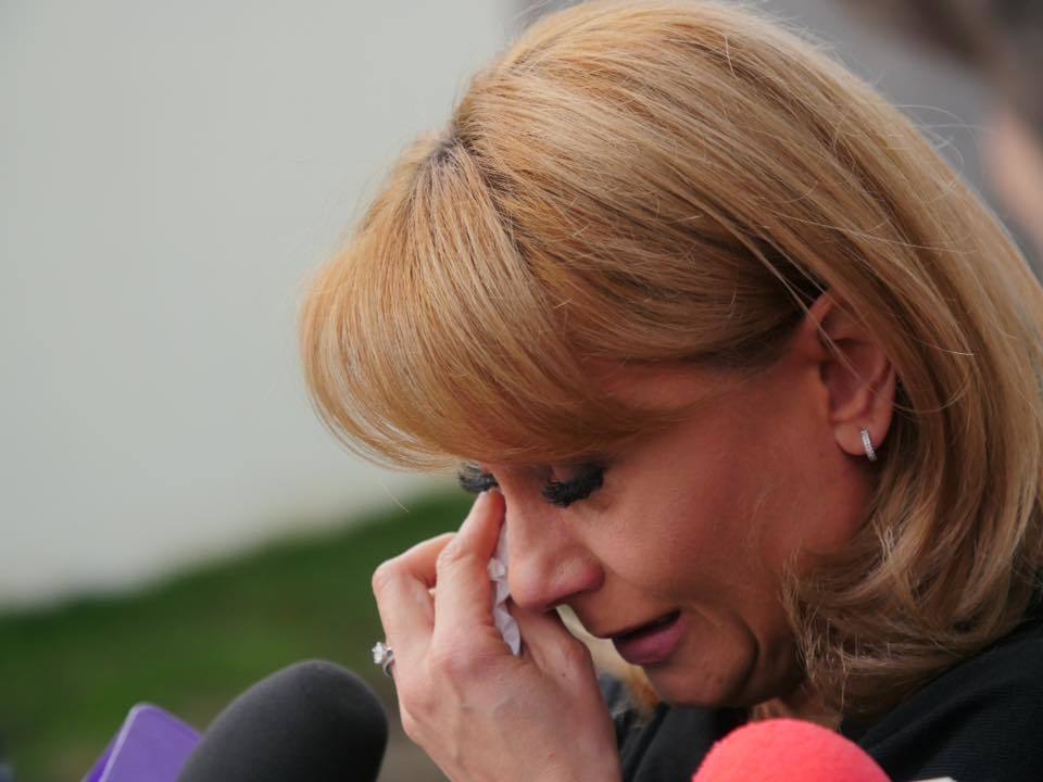 Emilia Ghinescu a izbucnit şi ea în lacrimi după ce şi-a văzut colega în sicriu